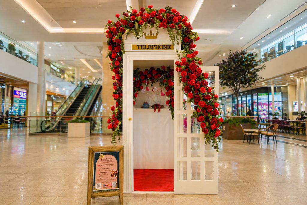 Instalación floral de Luna Flower's en centro comercial